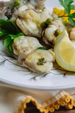 hake ya da maymun balığı, yeşil soslu taze balık.