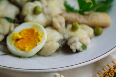 hake ya da maymun balığı, yeşil soslu taze balık.