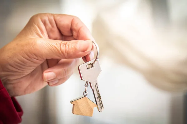 Schlüsselanhänger Mit Haus Oder Wohnungsschlüsseln Der Hand — Stockfoto