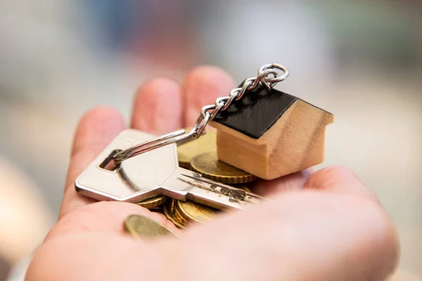 Kézi Kulcstartó Ház Vagy Lakás Kulcsokkal Érmékkel — Stock Fotó
