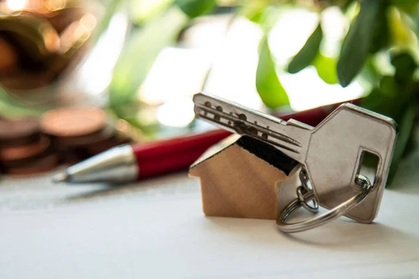 Schlüssel Und Geld Mit Hausschlüsselanhänger Konzept Des Eigenheimdarlehens Der Umkehrhypothek — Stockfoto