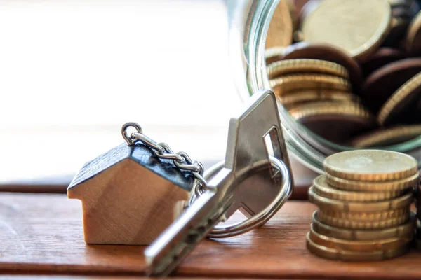 Schlüssel Und Geld Mit Hausschlüsselanhänger Konzept Des Eigenheimdarlehens Der Umkehrhypothek — Stockfoto