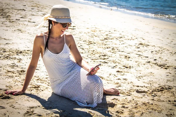 Улыбающаяся Расслабленная Женщина Пляже Помощью Смартфона — стоковое фото