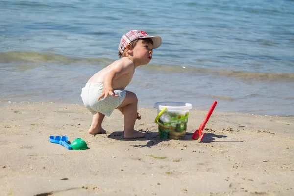 Glad Liten Pojke Stranden Leka Med Hink Och Spade — Stockfoto