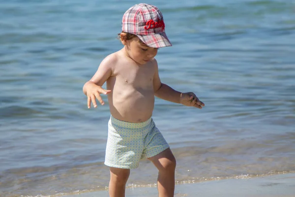 Glad Liten Pojke Stranden — Stockfoto