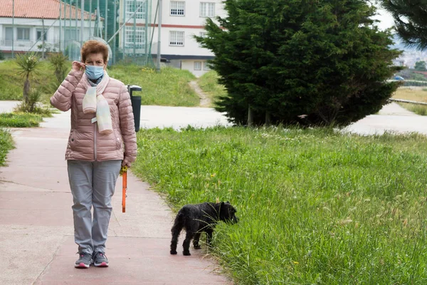 Woman Medical Mask Her Face Due Pandemic Walking Her Dog — Stock Fotó