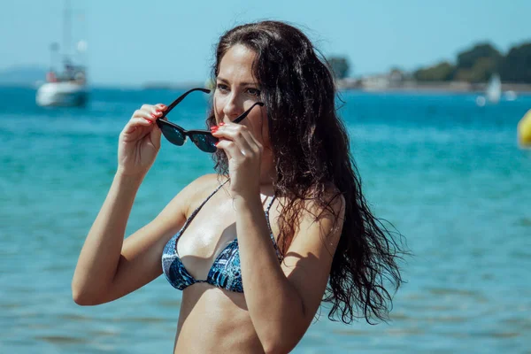 Расслабленная Счастливая Женщина Солнечных Очках Наслаждающаяся Пляже — стоковое фото