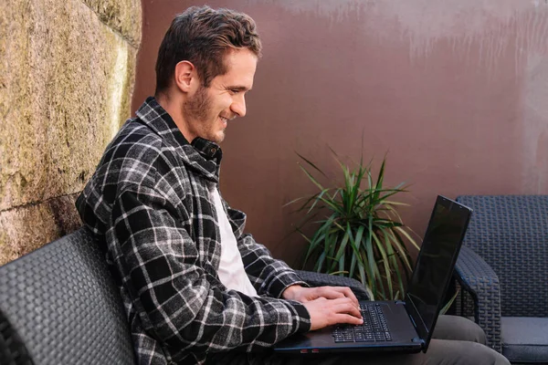 Молодий Чоловік Набирає Ноутбук Сидячи Зовні — стокове фото