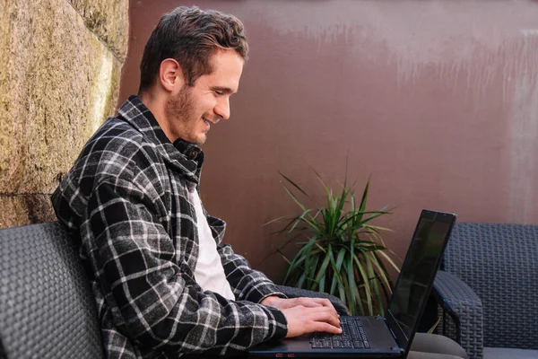 Молодий Чоловік Набирає Ноутбук Сидячи Зовні — стокове фото