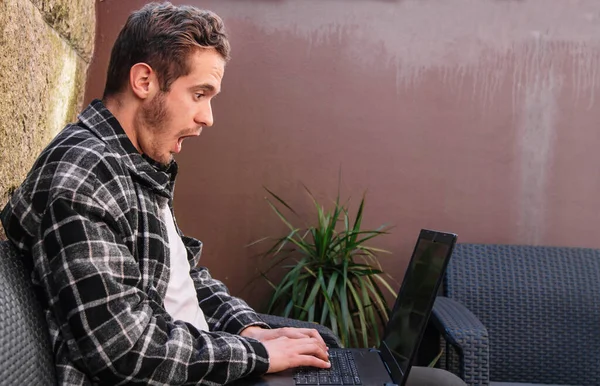 Surprised Young Man Typing Laptop — Foto Stock