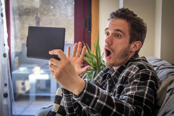 Mann Wütend Und Schreiend Mit Digitalem Tablet Hause — Stockfoto