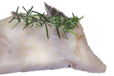 Taze balık, morina balığı beyaz biberiyeyle izole edilmiş.