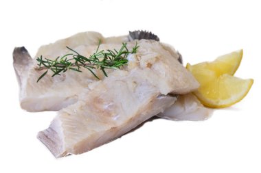 Morina balığı beyaz üzerine biberiye ve limonla izole edilmiş, taze balık