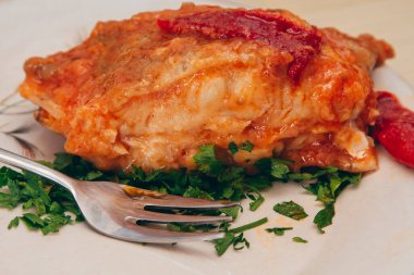 Domates ve maydanoz soslu morina dilimi