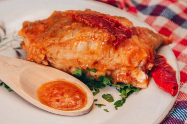 Domates soslu ızgara balık filetosu, biber ve maydanoz.