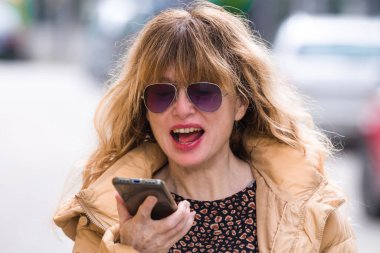 Şehirdeki telefonda sesli ya da sesli mesaj gönderen kadın.