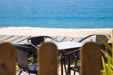 Plaj manzarası ve sahil barından deniz manzarası.