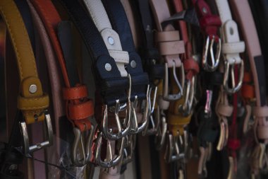 çeşitli renklerde Deri kemerler