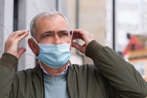 Adult Man Putting Medical Mask His Face — Foto de Stock