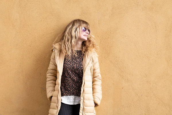 Portrait Woman Coat Sunglasses Wall — Stockfoto