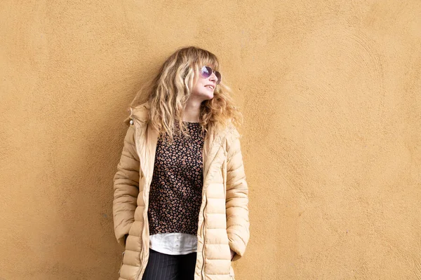 Portret Van Vrouw Jas Zonnebril Aan Muur — Stockfoto