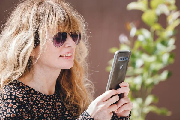 Smiling Adult Woman Using Mobile Phone — Stock Photo, Image