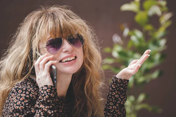 Smiling Adult Woman Using Mobile Phone — Fotografia de Stock