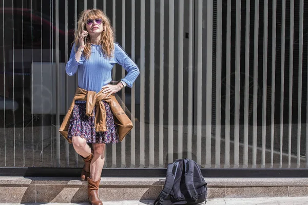 Toeristische Vrouw Met Rugzak Stad Staan Praten Met Mobiele Telefoon — Stockfoto