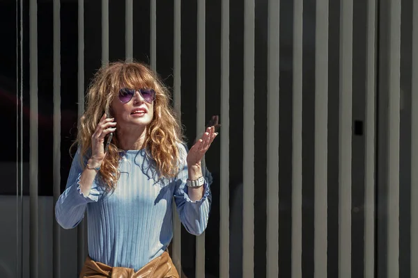 Glimlachende Volwassen Vrouw Praten Met Mobiele Telefoon Straat — Stockfoto