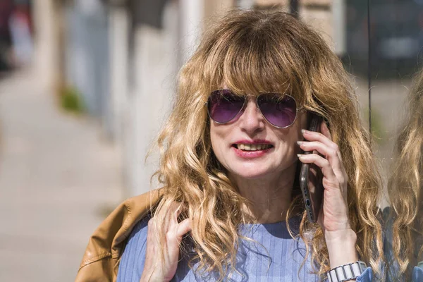 Glimlachende Volwassen Vrouw Praten Met Mobiele Telefoon Straat — Stockfoto