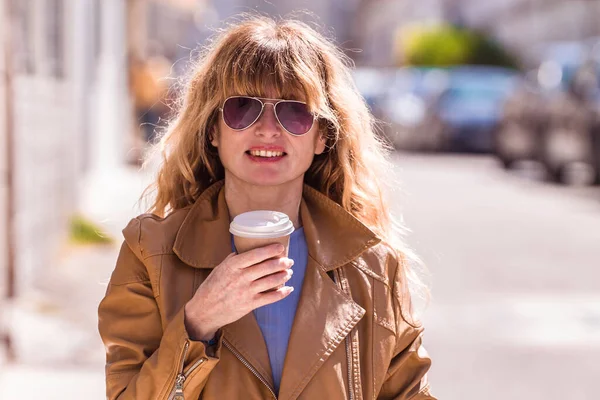 Volwassen Vrouw Met Koffie Straat — Stockfoto