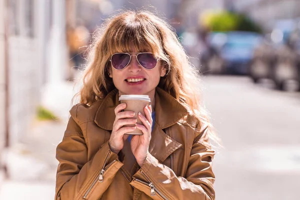 Volwassen Vrouw Met Koffie Straat — Stockfoto