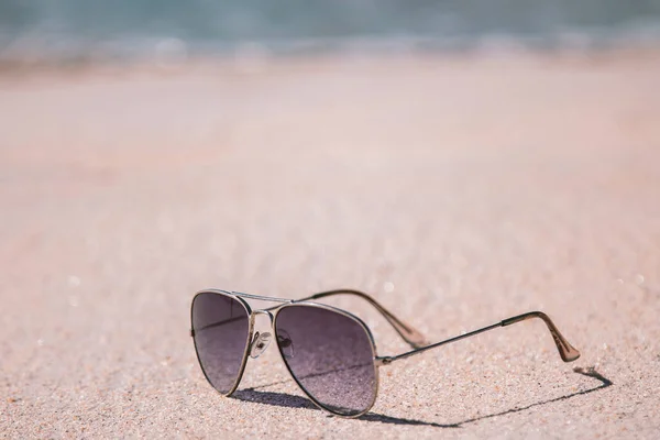 Lunettes Soleil Sur Plage Concept Vacances Été — Photo