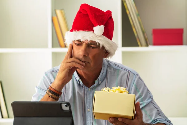 Mann Mit Weihnachtsmütze Und Weihnachtsgeschenkschachtel Büro — Stockfoto