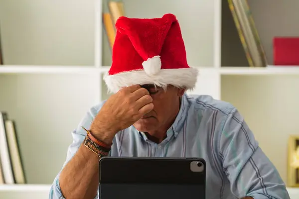 Weihnachtsmann Büro Nachdenklich Oder Gelangweilt — Stockfoto
