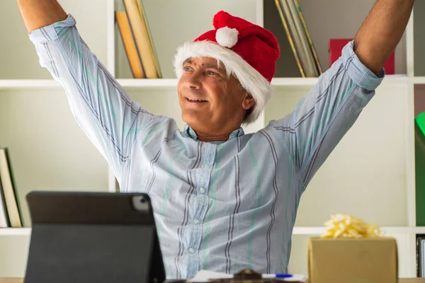 Mann Mit Weihnachtsmütze Büro Feiert Weihnachten Mit Siegesgeste — Stockfoto