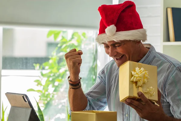 Άνδρας Καπέλο Σάντα Στο Γραφείο Γιορτάζει Χριστούγεννα Χειρονομία Νίκης — Φωτογραφία Αρχείου