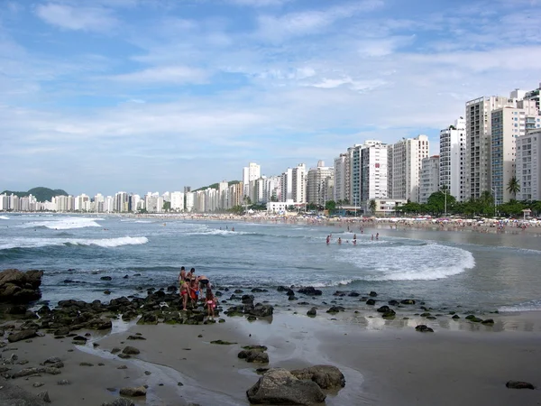 Strand mit Eigentumswohnungen lizenzfreie Stockfotos