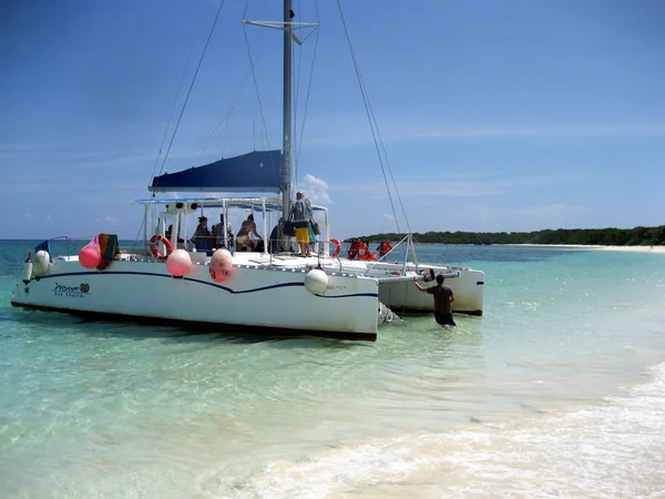 Catamarã na praia - Cuba — Fotografia de Stock