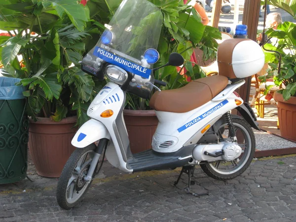 Scooter della polizia sull'Isola di Carpri — Foto Stock