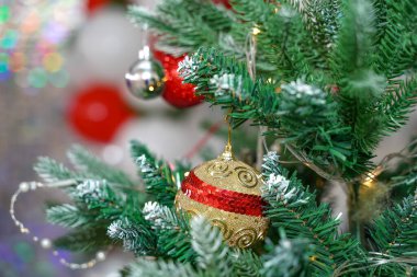 Noel ağacını süsleyen yakın plan. Kırmızı toplar ve el feneriyle süslenmiş çelenkler. Yeni yıl makro fotoğrafları yan yana. Kış tatili hafif süslemeleri. Boşluğu kopyala