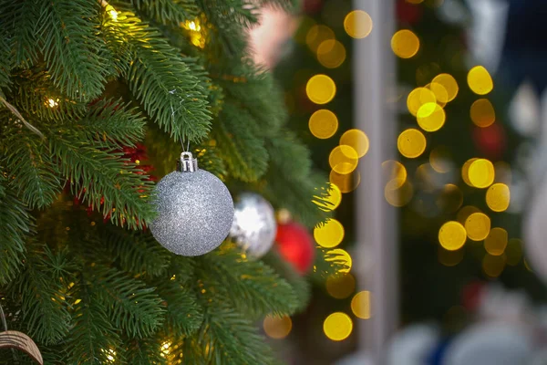 Noel ağacını süsleyen yakın plan. Kırmızı toplar ve el feneriyle süslenmiş çelenkler. Yeni yıl makro fotoğrafları yan yana. Kış tatili hafif süslemeleri. Boşluğu kopyala