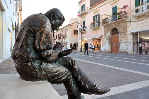 Termoli Molise Włochy 2021 Posąg Poświęcony Benito Jacovittiemu Znanemu Rysownikowi — Zdjęcie stockowe