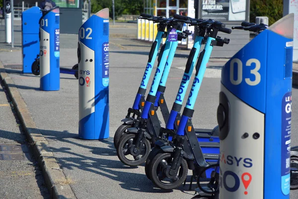 トリノ ピエモンテ イタリア10 2021 電気スクーターや電気自動車充電ステーションの駐車場ステーション — ストック写真