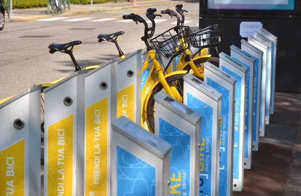 トリノ ピエモンテ イタリア 2021 自転車の共有のための駐車場ステーション — ストック写真