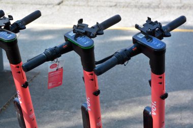 Torino, Piedmont, İtalya - 10-10-2021 - Elektrikli scooterlar için park istasyonu.