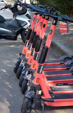 Torino, Piedmont, İtalya - 10-10-2021 - Elektrikli scooterlar için park istasyonu.