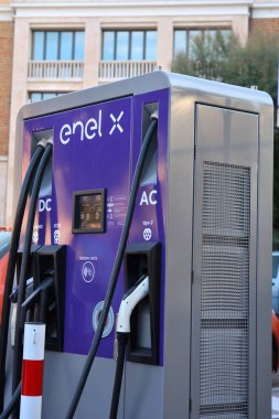 Termoi,; Molise, İtalya - 09-14-2021 - Araçlar için elektrik şarj istasyonu
