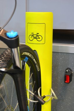 Milan, Lombardia, İtalya - 10-03-2019 Expoferroviaria Fuarı, bir tren vagonunda bisiklet taşımaya adanmış bölge