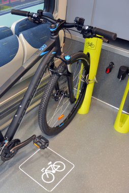 Milan, Lombardia, İtalya - 10-03-2019 Expoferroviaria Fuarı, bir tren vagonunda bisiklet taşımaya adanmış bölge